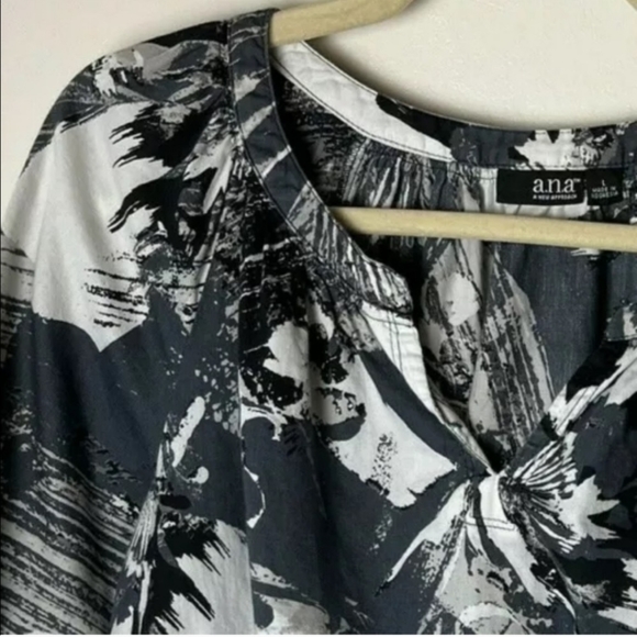 a.n.a A New Approach Women's Top Size Large Popover Blouse Short Sleeves… - Picture 2 of 4